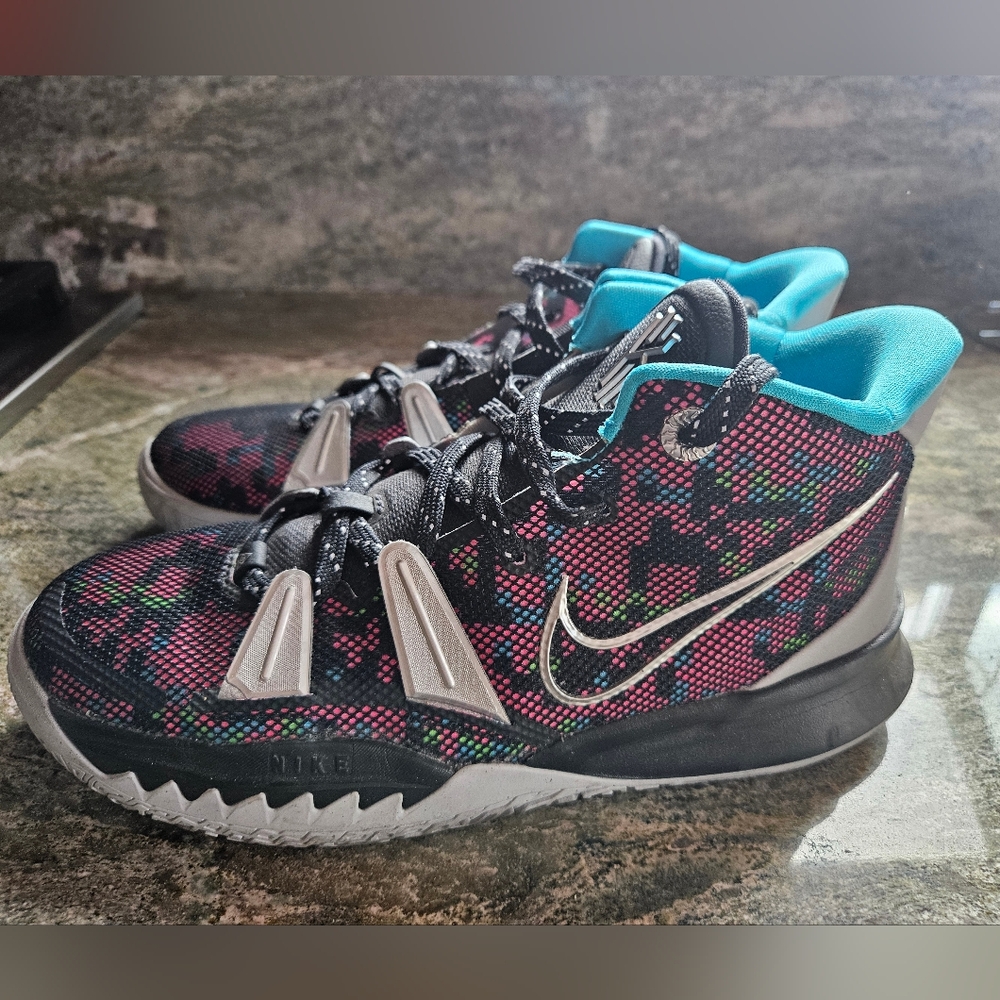 Nike Kyrie 4 Size 7 Kids/Men